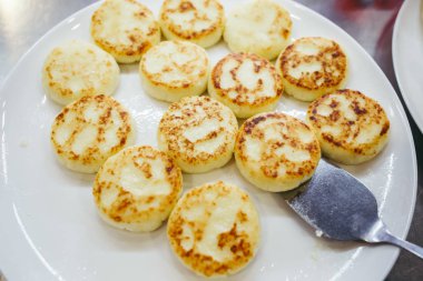 Kahvaltı için lor peyniri ile büyük bir plaka, süzme peynir krep, taze çilek çilek ile lor börek