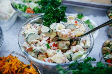 Ispanak, kiraz domates, Mısır salatası, bebek ıspanak, taze nane ve fesleğen ile salata.