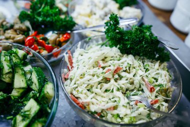 Ispanak, kiraz domates, Mısır salatası, bebek ıspanak, taze nane ve fesleğen ile salata.