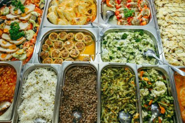 Reşo bulaşık ısıtıcıları ile büyük ziyafet masası