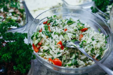 Ispanak, kiraz domates, Mısır salatası, bebek ıspanak, taze nane ve fesleğen ile salata.