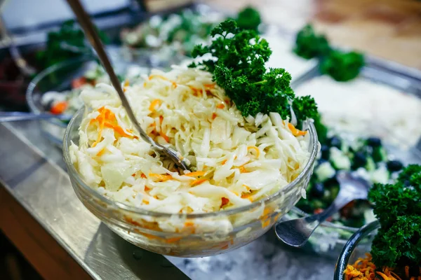 Salat mit Spinat, Kirschtomaten, Maissalat, Babyspinat, frischer Minze und Basilikum. — Stockfoto
