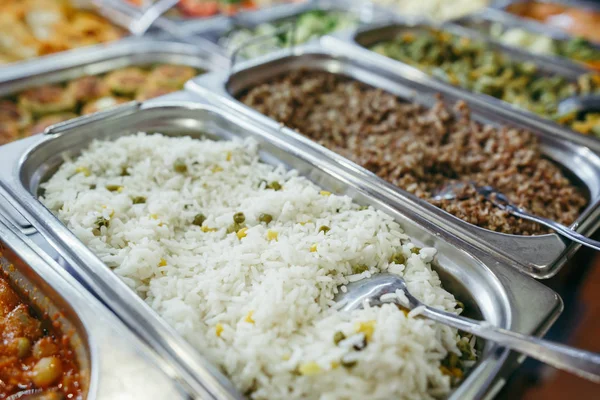 Reşo bulaşık ısıtıcıları ile büyük ziyafet masası