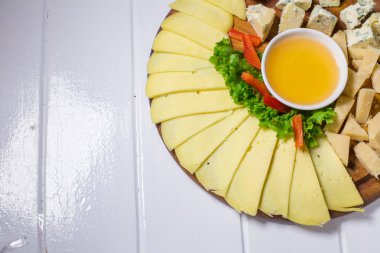 Bal ve sebze ile masada lezzetli peynir