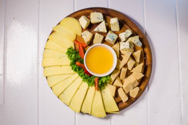 Peynir tabağı farklı peynir, bal ve sebze ile