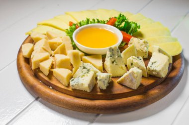 Bal ve sebze ile masada lezzetli peynir