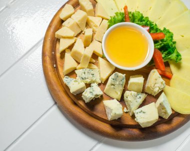 Peynir tabağı farklı peynir, bal ve sebze ile