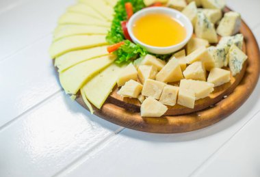 Bal ve sebze ile masada lezzetli peynir