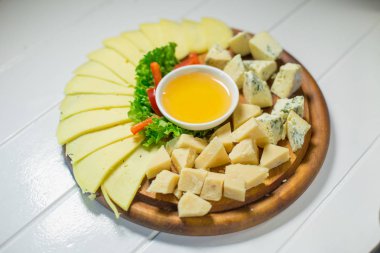 Bal ve sebze ile masada lezzetli peynir