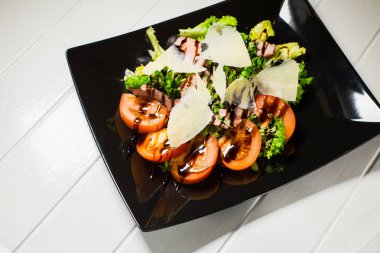 Dana biftek salata roka, marul, domates, zeytin ve parmesan peyniri ile