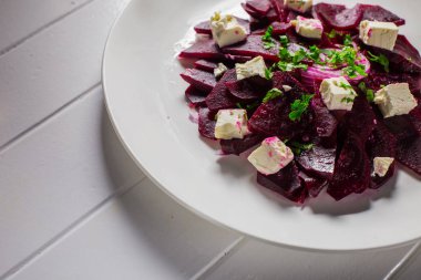 Vitamini pancar ve beyaz bir tabak içinde beyaz peynir salatası