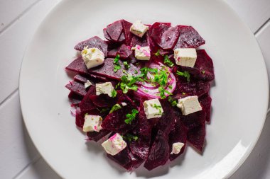 Vitamini pancar ve beyaz bir tabak içinde beyaz peynir salatası