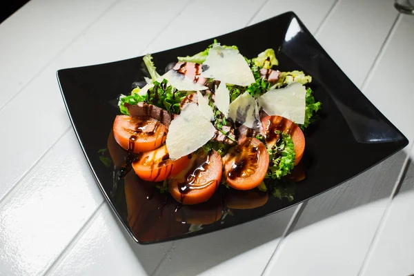 Insalata di bistecca di vitello con rucola, lattuga, pomodoro, olive e parmigiano — Foto Stock