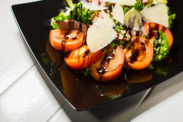 Salade de steak de veau avec roquette, laitue, tomate, olives et parmesan — Photo