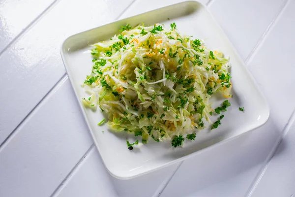 Frischer gesunder Salat - Kohl, Karotten und Olivenöl — Stockfoto