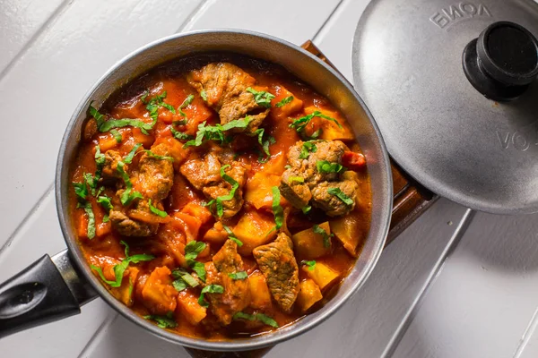 La carne rellena con las patatas en la salsa de tomate a la caldera — Foto de Stock