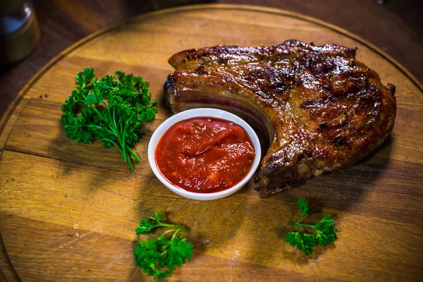 Plátky grilované hovězí barbecue steak na prkénku — Stock fotografie