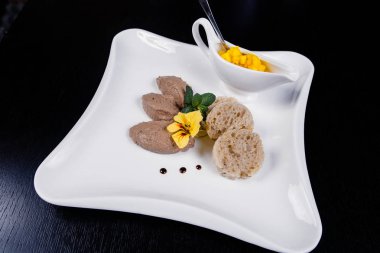 Bir elma krem ile dilimlenmiş bütün tahıl ekmek ile servis tavuk ev yapımı hamur.