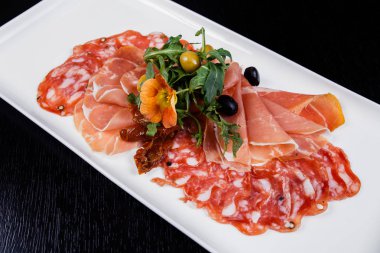 Et tabağı - prosciutto jambonu, bresaola, pancetta, salam ve parmesan Dilimleme