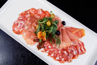 Et tabağı - prosciutto jambonu, bresaola, pancetta, salam ve parmesan Dilimleme