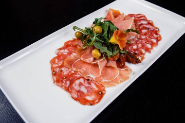 Et tabağı - prosciutto jambonu, bresaola, pancetta, salam ve parmesan Dilimleme