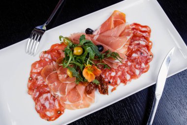 Et tabağı - prosciutto jambonu, bresaola, pancetta, salam ve parmesan Dilimleme