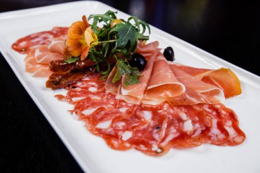 Et tabağı - prosciutto jambonu, bresaola, pancetta, salam ve parmesan Dilimleme