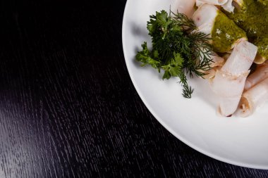 Domuz yağı. Kopya alanı ile yağ şeritler. Domuz yağlı dilimleri ahşap plaka, kopya alanı