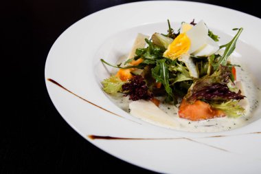 Bir tabakta Yumurta, kırmızı biber, peynir ve domates salatası.