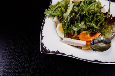 Bir tabakta Yumurta, kırmızı biber, peynir ve domates salatası.