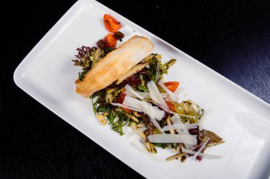 Salata ile füme et, sosis, peynir, üzüm, kiraz domates, zeytin, fesleğen yaprağı, roka ve kurutulmuş domates