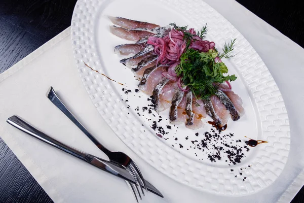 Filete de pescado con cebolla y eneldo —  Fotos de Stock