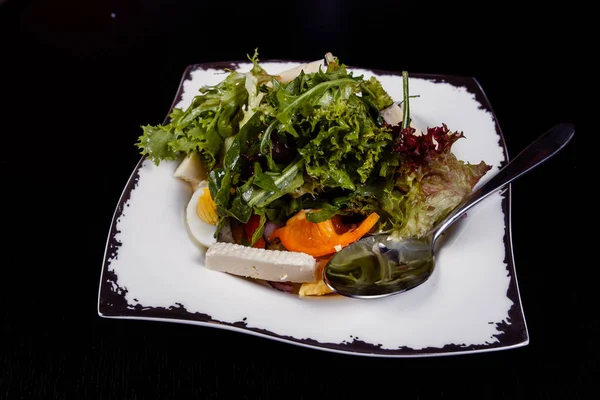 Salade avec oeuf, poivron rouge, fromage et tomate servie dans une assiette . — Photo