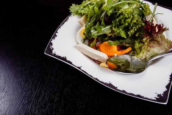 계란, 고추, 치즈와 토마토 샐러드 접시에 봉사. — 스톡 사진