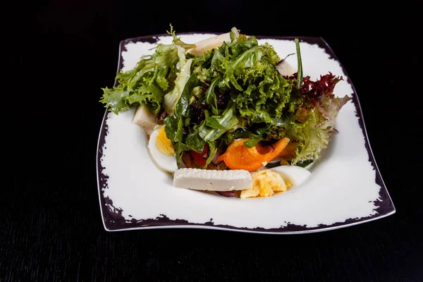 계란, 고추, 치즈와 토마토 샐러드 접시에 봉사. — 스톡 사진