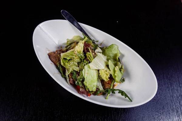 Kipsalade. Caesar salade met gegrilde kip op de plaat. Gegrilde kip borsten en frisse salade in plaat — Stockfoto