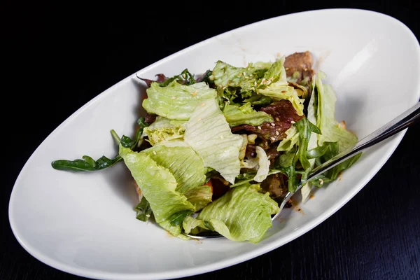 Kipsalade. Caesar salade met gegrilde kip op de plaat. Gegrilde kip borsten en frisse salade in plaat — Stockfoto