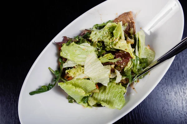 Kipsalade. Caesar salade met gegrilde kip op de plaat. Gegrilde kip borsten en frisse salade in plaat — Stockfoto