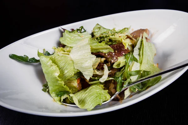 Kipsalade. Caesar salade met gegrilde kip op de plaat. Gegrilde kip borsten en frisse salade in plaat — Stockfoto