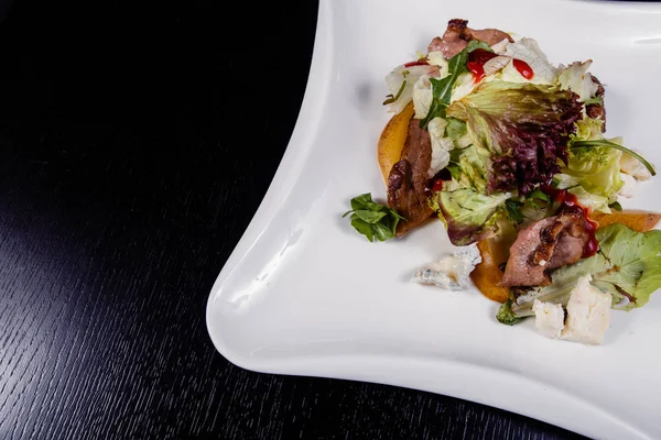 İştah açıcı salatası armut prosciutto armut roka ve parmesan dilimleri ile dilimlenmiş — Stok fotoğraf