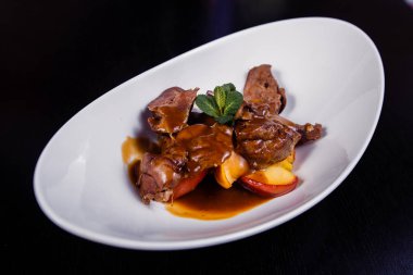 Ördek karaciğer berry sos ve elma ile rosemary ile dekore edilmiştir.