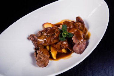 Ördek karaciğer berry sos ve elma ile rosemary ile dekore edilmiştir.