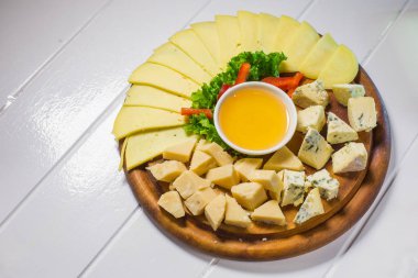 Bal ve sebze ile masada lezzetli peynir