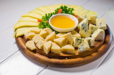 Bal ve sebze ile masada lezzetli peynir