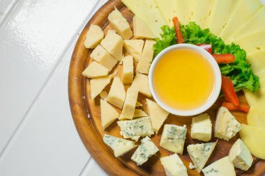 Peynir tabağı farklı peynir, bal ve sebze ile