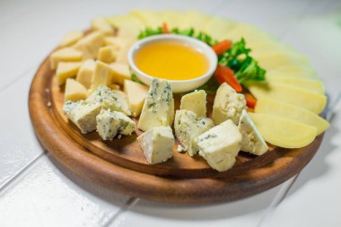 Bal ve sebze ile masada lezzetli peynir