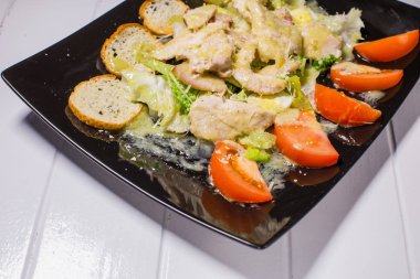 Siyah plaka Sezar salatası jambon ve Bıldırcın yumurta