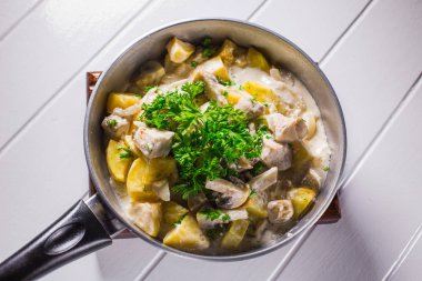 Kızarmış patates soğan tavuk, mantar sosu ile