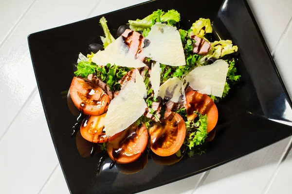 Salade de steak de veau avec roquette, laitue, tomate, olives et parmesan — Photo