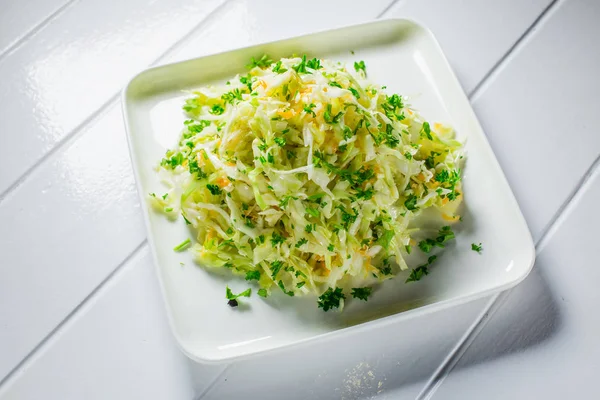 Frischer gesunder Salat - Kohl, Karotten und Olivenöl — Stockfoto